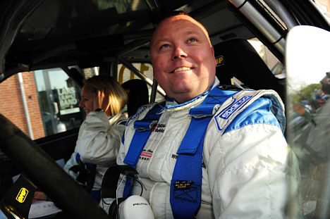 Brian Madsen er måske landets hurtigste kører på ren asfalt. Sammen med Anja Posorski er han allerede DM-vinder i 2WD-mesterskabet i sin Peugeot 306 Maxi. Og nu vil han køre efter generalklassesejren i en lejet Peugeot 207 S2000.